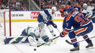 NHL: O Edmontone a Vancouveri sa rozhodne v siedmom zápase. Oilers vyhrali so štvorgólovým rozdielom