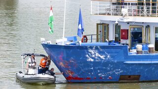 FOTO: V Maďarsku sa na Dunaji zrazili dve lode, kapitánom jednej z nich bol občan Slovenska. Zrážku si nevšimol, išiel spať