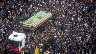 S iránskym prezidentom sa prišli rozlúčiť tisíce ľudí. Pochovali ho v Mašhade