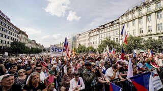 Danko vystúpil na demonštrácii v Prahe, ktorú organizoval Okamura. Ľudia po nich hádzali vajíčka