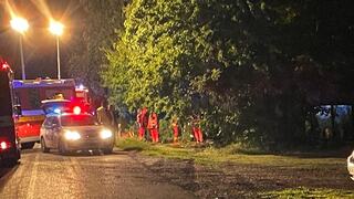 Auto zišlo z cesty a narazilo do stromu. Tragická nehoda si vyžiadala životy troch mladých ľudí