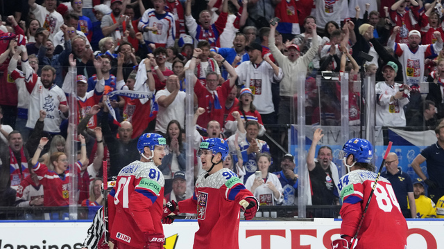 Na snímke vľavo český hráč Dominik Kubalík oslavuje gól v zápase semifinále Švédsko - Česko