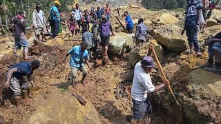 FOTO: Spiaci dedinčania nič netušili. Zosuv pôdy v Papue-Novej Guinei si vyžiadal najmenej 2000 obetí