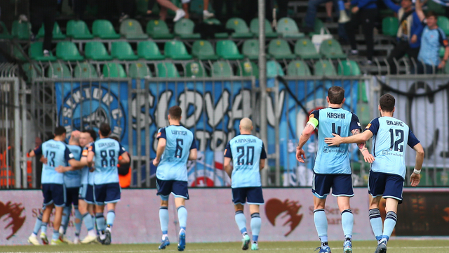 Na snímke gólová radosť hráčov a fanúšikov Slovana Bratislava v zápase 4. kola nadstavbovej časti Niké ligy v skupine o titul vo futbale MŠK Žilina - ŠK Slovan Bratislava