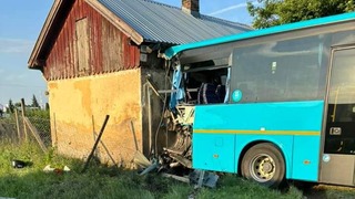 Nehoda, ktorá sa mohla skončiť tragédiou. V Ivanke pri Nitre sa zrazil autobus s vlakom, zábery šokujú