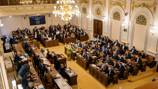 Český parlament má na krku drogový škandál. Na toalete niekto šnupal kokaín