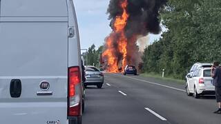 FOTO/VIDEO: Na D2 horel odstavený kamión. Smerom na Bratislavu je už voľný jeden jazdný pruh