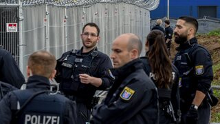 V Nemecku pribúdajú agresívne útoky. Muž strieľal do ľudí, polícii zatiaľ uniká