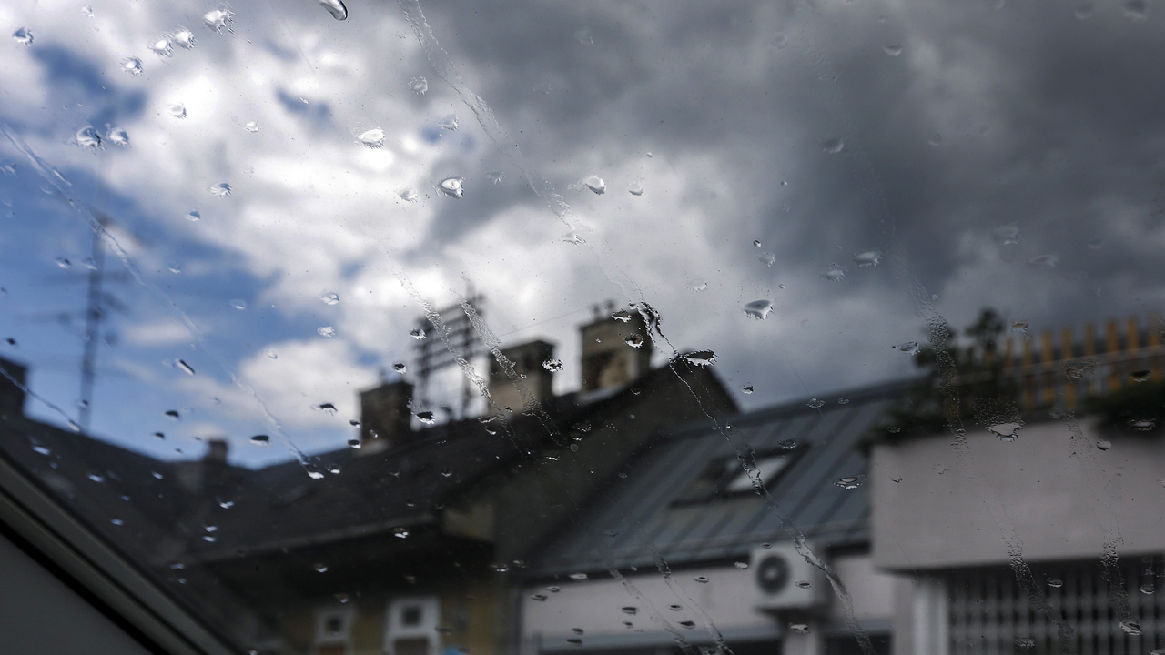Na snímke kvapky dažďa na strešnom okne domu v mestskej časti Staré Mesto v Bratislave v nedeľu