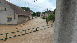 Silné búrky spôsobili v Česku záplavy. Nepriaznivé počasie bude pokračovať, hasiči mali stovky zásahov