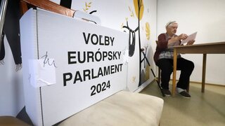 Eurovoľby: Volebné miestnosti sa zatvorili. Moratórium sa predĺžilo o tri hodiny, výsledky sa dozvieme v nedeľu