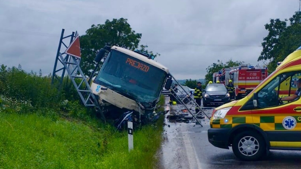 zrážka autobusu a osobného auta