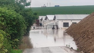 FOTO/VIDEO: Časť Nitry zaplavila voda a blato, primátor vyhlásil mimoriadny stav. Na miesto povolali aj vojakov