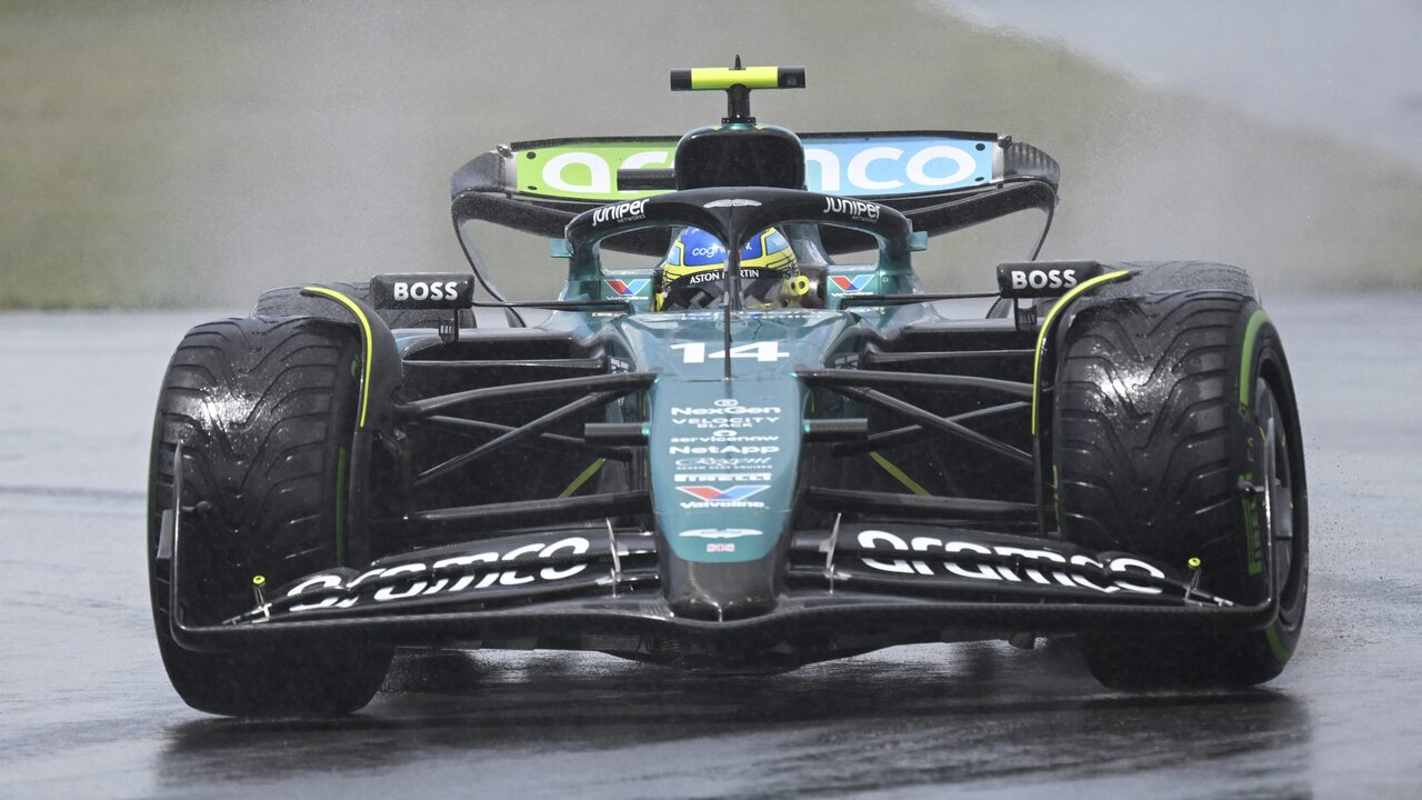  Mercedes Lewis Hamilton zo Spojeného kráľovstva prechádza prvou zákrutou na pretekoch Veľkej ceny Kanady Formuly 1