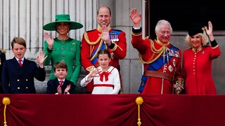 Oficiálne narodeninové oslavy pre kráľa zatienila rakovina. Kto sa ukáže na balkóne Buckinghamského paláca?