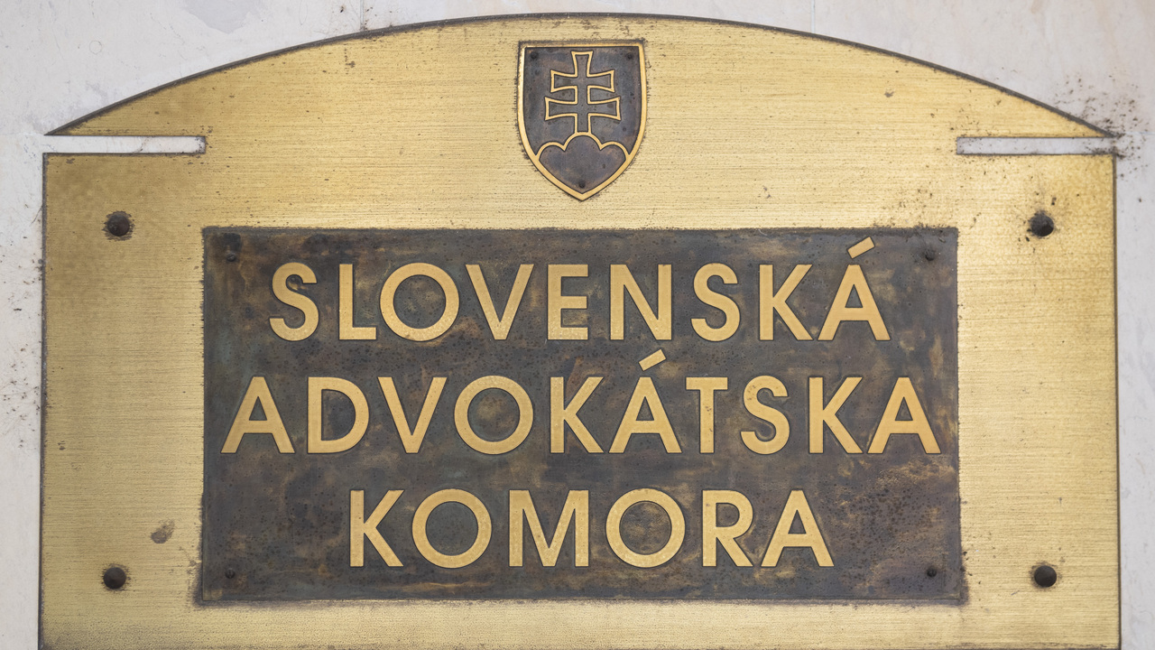 Na snímke tabuľa na budove, v ktorej sídli Slovenská advokátska komora