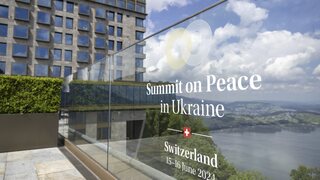 Hľadanie mieru na úpätí Álp. Vo Švajčiarsku sa začne očakávaný samit, najsilnejší hráči tam však nebudú