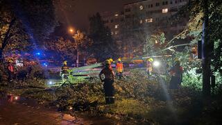 
FOTO: Chaos na železnici, zaplavené ulice a padajúce stromy. Česko zasiahli silné búrky, vyžiadali si aj obeť