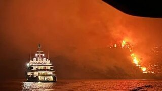 Obľúbená destinácia dovolenkárov je v plameňoch. Pasažieri jachty ohňostrojom zapálili jediný les na gréckom ostrove Hydra