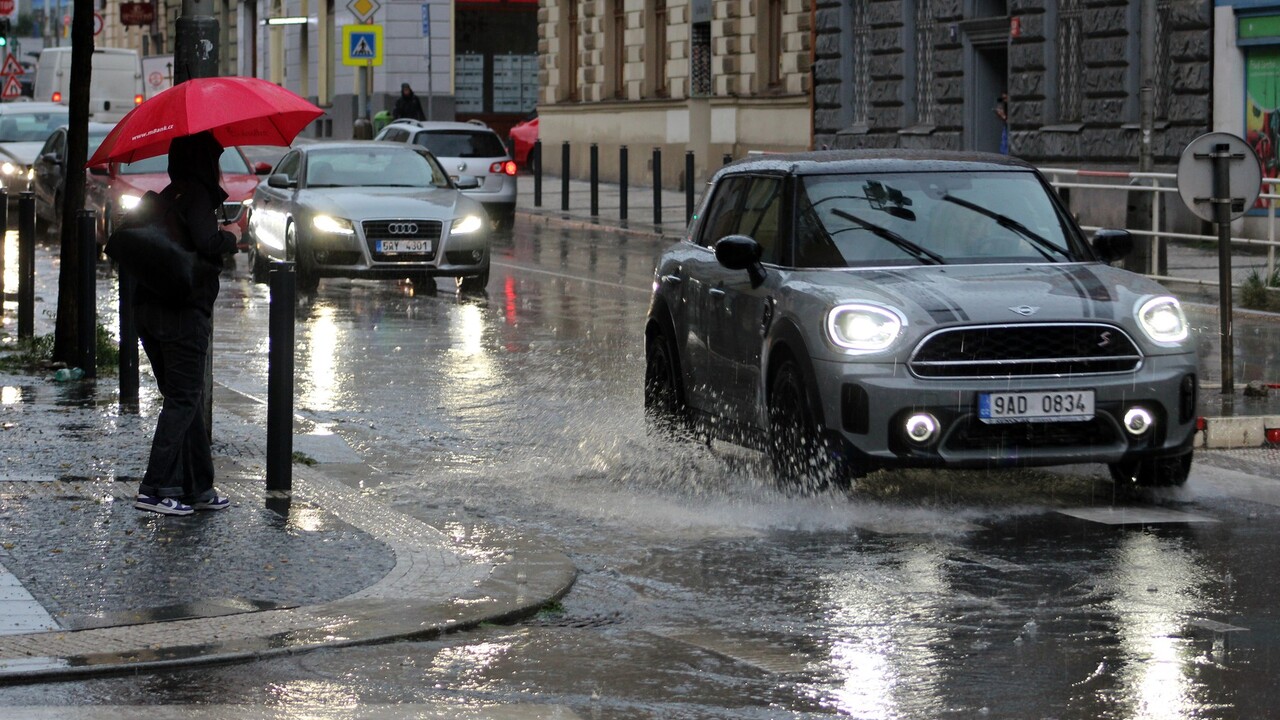 počasie dážď Praha voda autá 