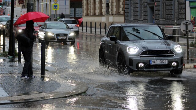 počasie dážď Praha voda autá 