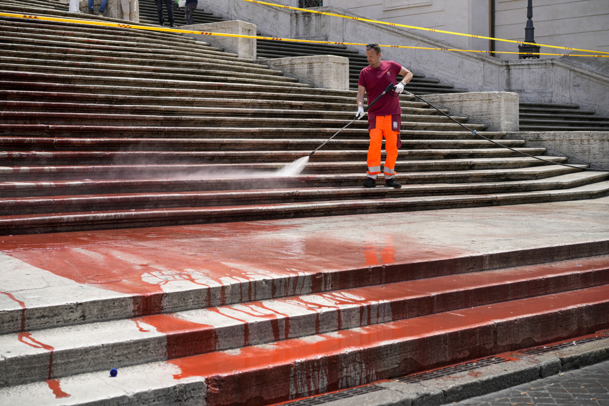 Španielske schody, aktivisti, farba