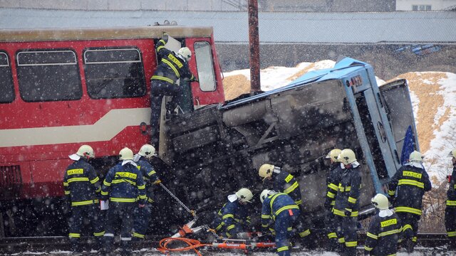 Polomka 2009 nehoda vlak autobus