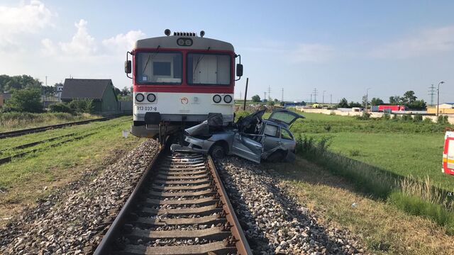 zrážka osobného auta a vlaku, ku ktorej došlo v utorok 5. júna 2018 krátko pred 5.30 h v úseku Bánovce nad Bebravou - Rybany.