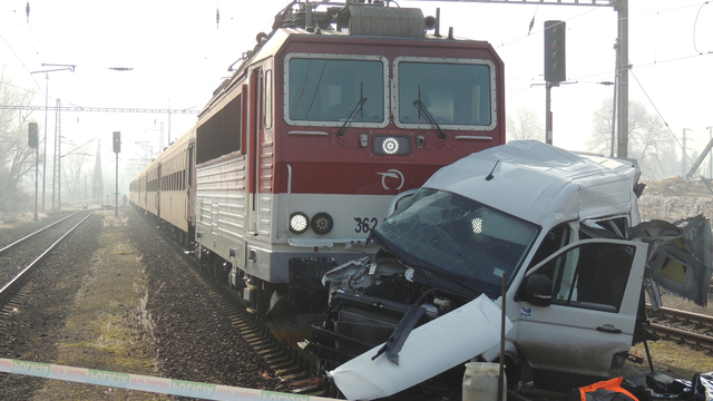 Nehoda dodávky s vlakom v Žarnovici si vyžiadala život dvoch ľudí.