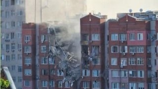 Ruské rakety zasiahli bytovku v Dnipre. Útok neprežila najmenej jedna osoba, zranené je aj dieťa