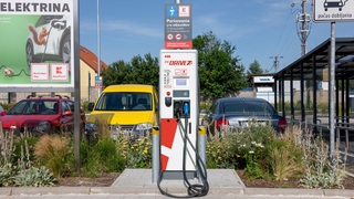 Kaufland  pri nabíjacích staniciach pre elektromobily spojil sily so ZSE Drive
