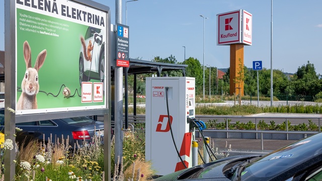 Kaufland pri nabíjacích staniciach pre elektromobily spojil sily so ZSE Drive foto 