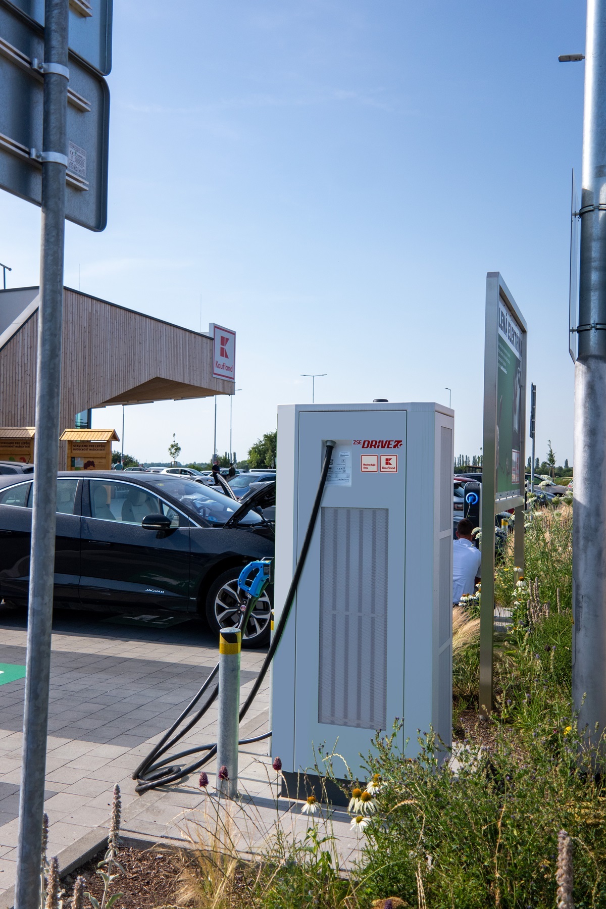 Kaufland pri nabíjacích staniciach pre elektromobily spojil sily so ZSE Drive