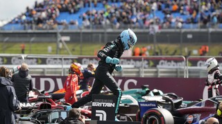 Na pretekoch seriálu F1 dominujú domáci. Russell zvíťazil v kvalifikácii pred VC Veľkej Británie