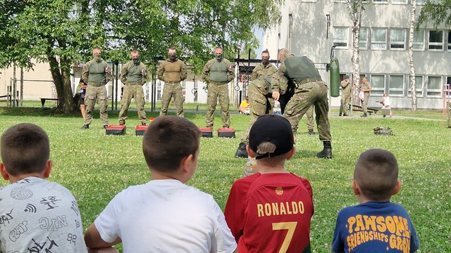 Zo školy či škôlky rovno do pomyselného vojenského života