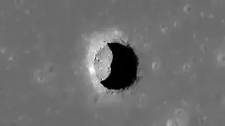 Vedci objavili na Mesiaci desiatky metrov dlhú jaskyňu. V budúcnosti by mohla slúžiť ako útočisko pre astronautov