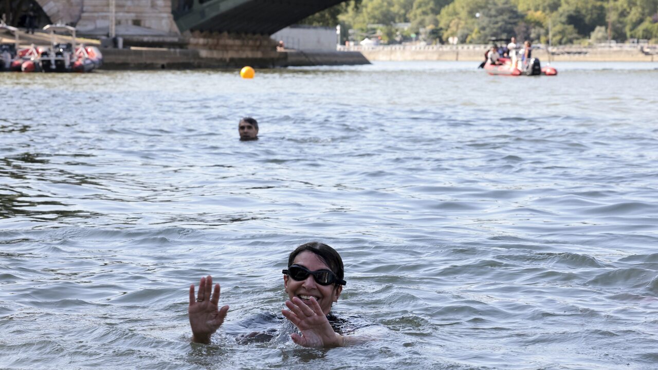 Paris_Olympics_Mayor_Swim507178.jpg