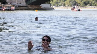 FOTO/VIDEO: Seina pod lupou. Starostka Paríža sa vykúpala v slávnej rieke, dokázať tým chcela jej čistotu