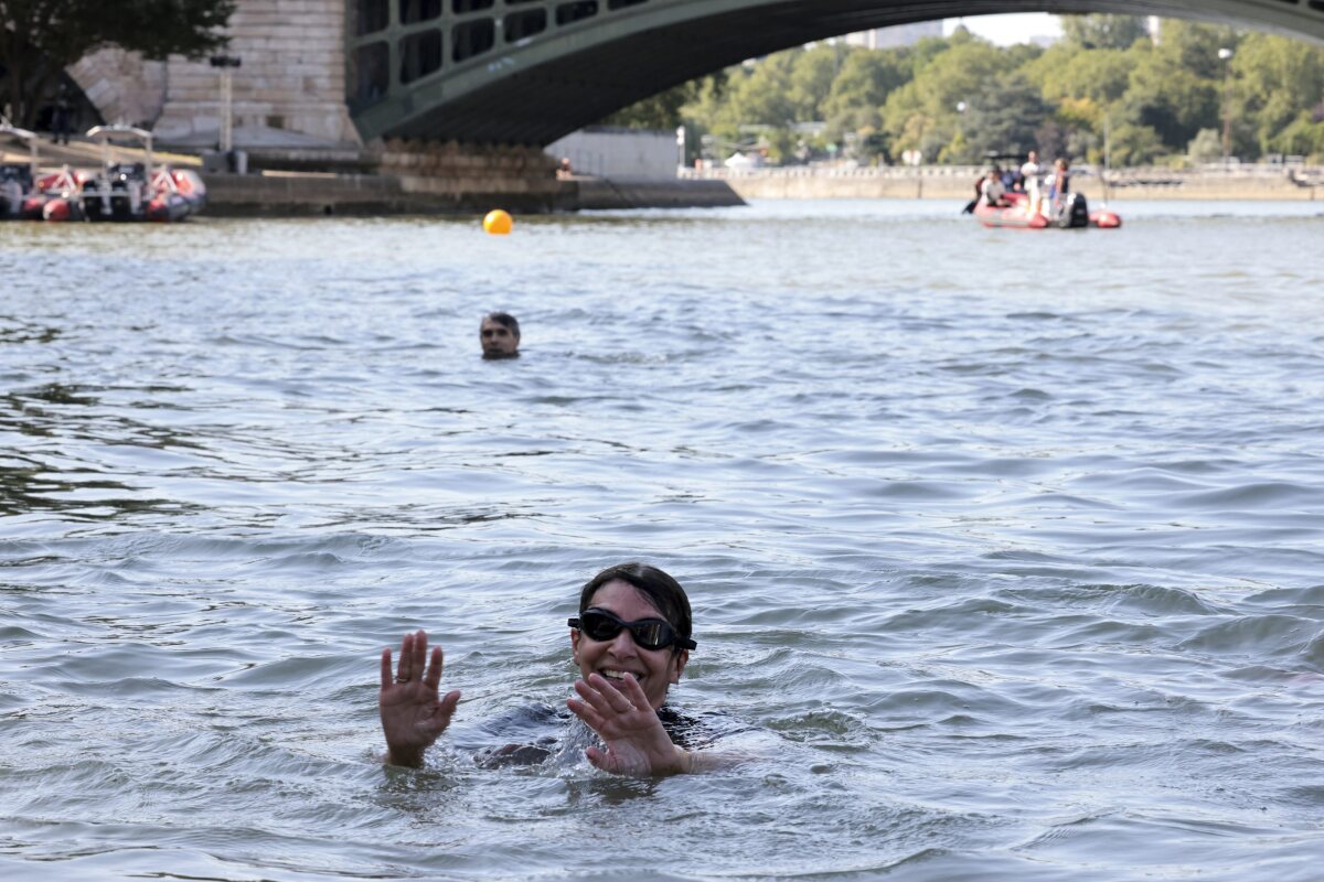 Paris_Olympics_Mayor_Swim507178.jpg