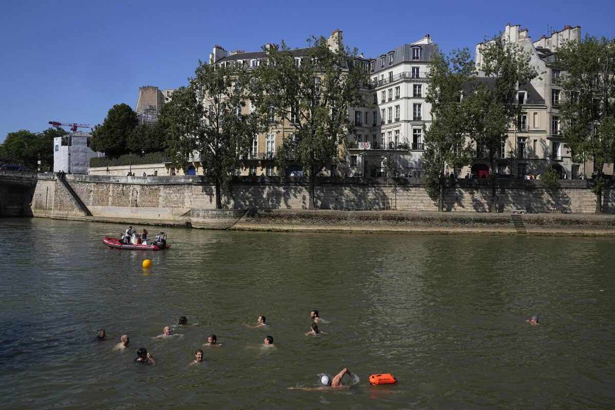 Paris_Olympics_Mayor_Swim507172.jpg