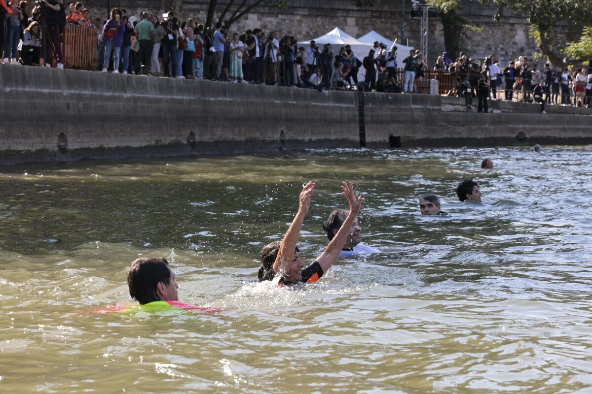 Paris_Olympics_Mayor_Swim507167.jpg