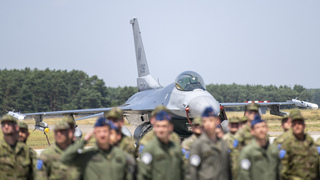 Prvé stíhačky F-16 priletia na Slovensko v pondelok. Privíta ich prezident aj minister obrany