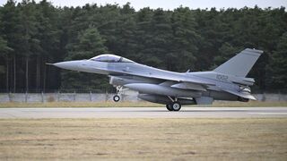 FOTO/VIDEO: Slovensko má nové stíhačky. Tretia F-16 by mala prísť v októbri, potvrdil minister obrany