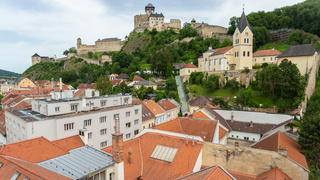 Revitalizácia pešej zóny sa predražila. Archeológovia našli v Trenčíne podzemné chodby