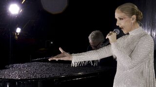 Po štyroch rokoch späť na pódiu. Celine Dion zažiarila na ceremoniáli v Paríži a na dážď všetci zabudli