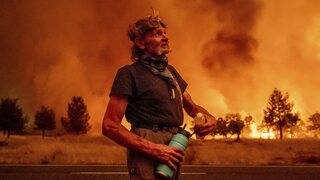 FOTO: Rýchlo sa šíri a ostáva iba spálená zem. Kalifornia bojuje s obrovským požiarom, hasiči ho nevedia skrotiť