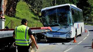 FOTO: Pri Brezne sa zrazil autobus s traktorom. Na mieste zasahujú hasiči, hlásia zranených