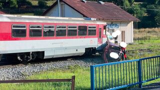 Nehoda na železničnej trati. Na Kysuciach sa zrazil osobný vlak s autom, dopravu museli prerušiť 