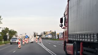 Polícia vyšetruje smrteľnú nehodu v Hlohovci: Kamión zrazil staršiu chodkyňu, prechádzala mimo priechod