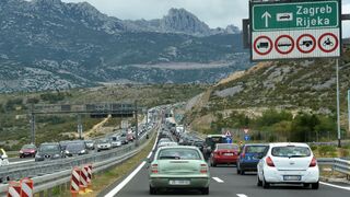 Rodičia zabudli v Chorvátsku dieťa na odpočívadle. Zistili to až po stovkách kilometrov